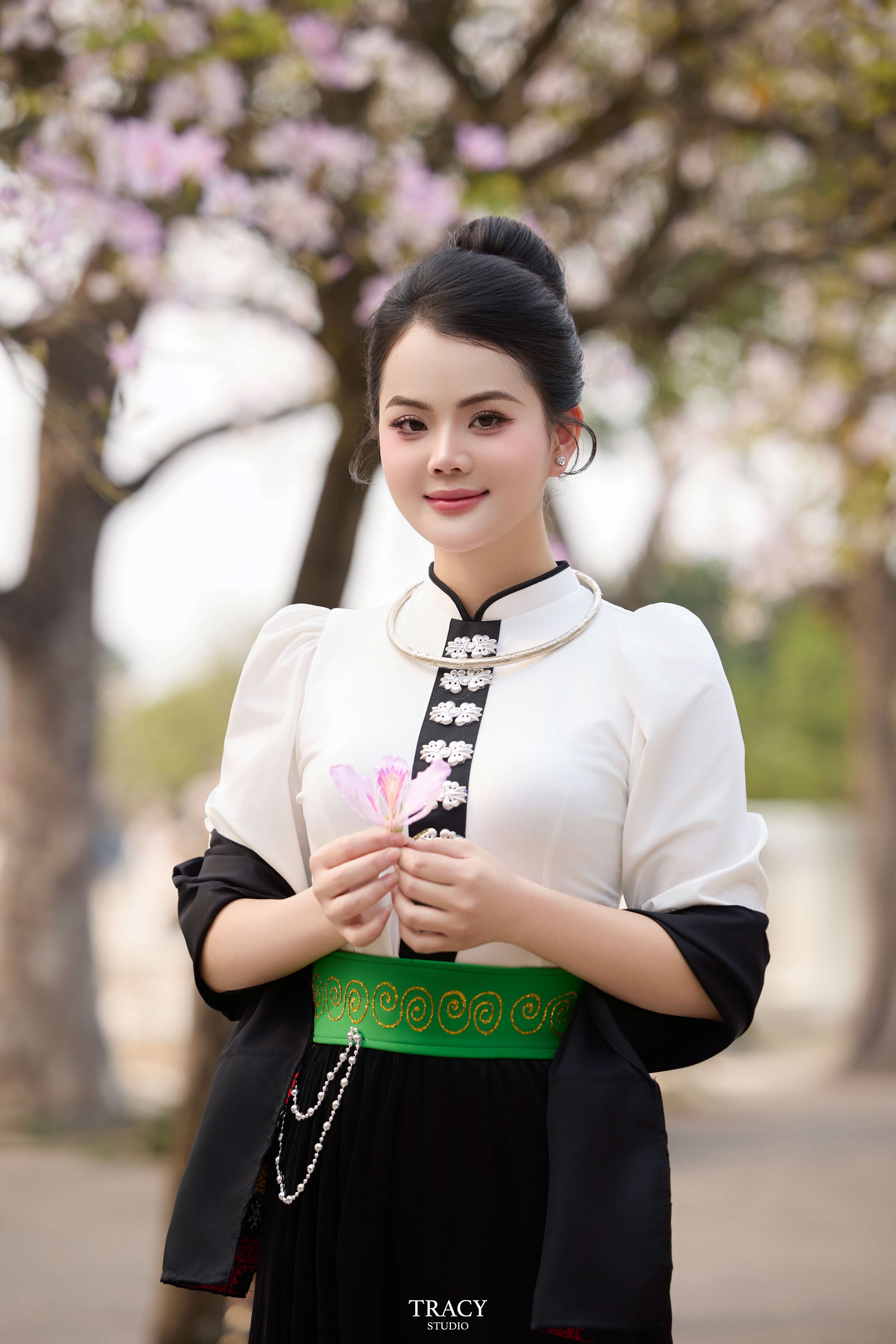frontend/img/gallery/tinh-khoi-ao-dai-viet/tracy-studio-chup-concept-hoa-ban (2).jpg